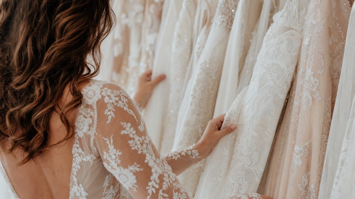 Symbolfoto: Brautkleid finden: Stil, Schnitt und der richtige Zeitpunkt