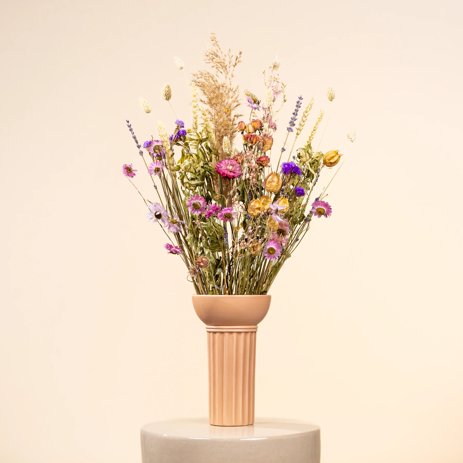 Wildblumen-Trockenstrauß bringt Wiesencharme ins Zuhause